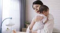 Trẻ bị sốt có nên đóng bỉm không? Cách chăm sóc trẻ khi bị sốt